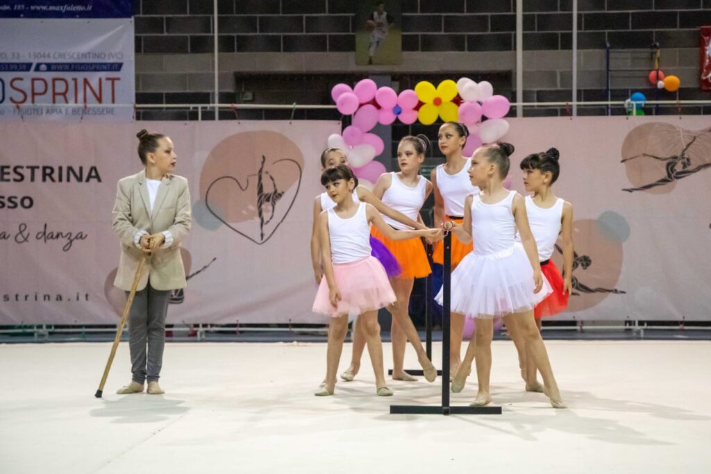 gruppo ginnaste allenamento ritmica